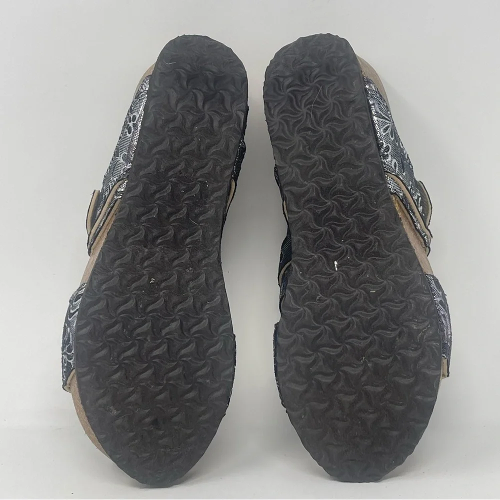 Muk Luks Emery Wedge Sandals Womens 8 Metallic Silver Floral Cork Slip On